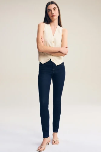 Next-granatowe-damskie-jeansy-modelka-przod2.webp