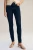 Next-granatowe-damskie-jeansy-modelka-przod.webp