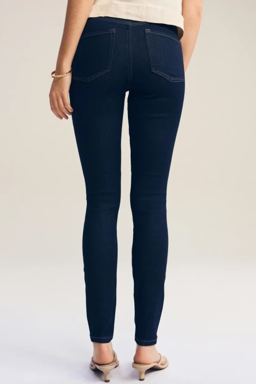 Next-granatowe-damskie-jeansy-modelka-tyl.webp