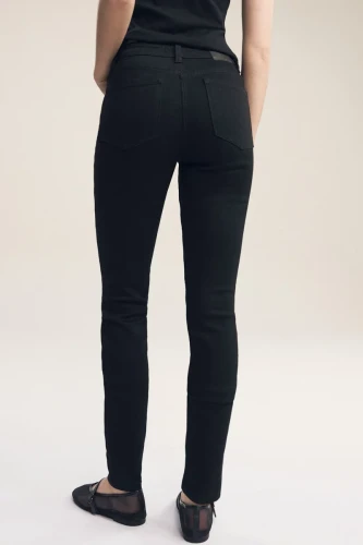 Next-czarne-damskie-jeansy-modelka-przod3.webp