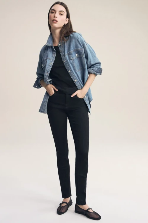 Next-czarne-damskie-jeansy-modelka-przod.webp