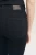 Next-czarne-damskie-jeansy-modelka-zblizenie2.webp