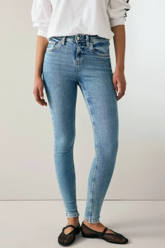 Next-jasne-jeansowe-melanzowe-damskie-jeansy-modelka-przod2.webp