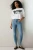 Next-jasne-jeansowe-melanzowe-damskie-jeansy-modelka-przod.webp