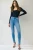 Next-jasne-jeansowe-damskie-jeansy-modelka-przod2.webp
