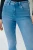 Next-jasne-jeansowe-damskie-jeansy-modelka-zblizenie.webp