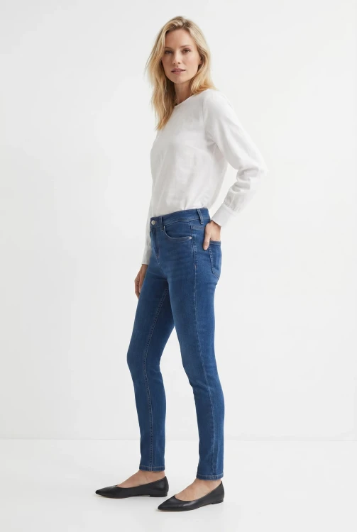 Next-ciemne-jeansy-modelka-przod2.webp