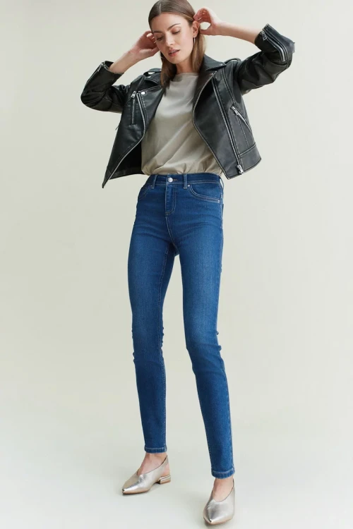Next-ciemne-jeansy-modelka-przod3.webp