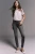 Next-grafitowe-jeansowe-damskie-jeansy-modelka-przod.webp