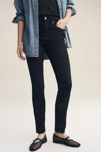Next-czarne-damskie-jeansy-modelka-przod2.webp