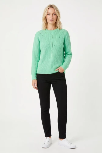 George-mietowy-sweter-zdobienia-modelka.webp