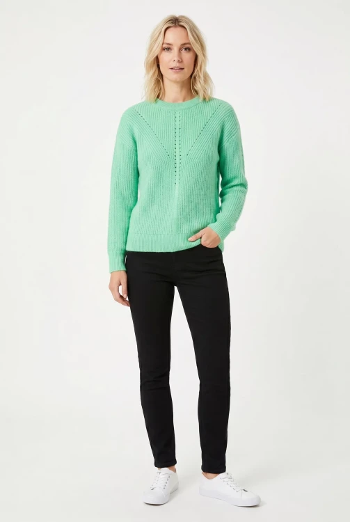 George-mietowy-sweter-zdobienia-modelka.webp