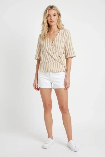 Primark-bezowa-bluzka-paski-len-modelka.webp