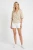 Primark-bezowa-bluzka-paski-len-modelka.webp