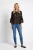 Primark-czarna-bluzka-w-kwiaty-modelka.webp