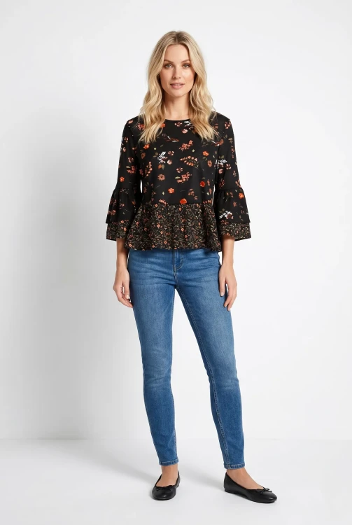 Primark-czarna-bluzka-w-kwiaty-modelka.webp
