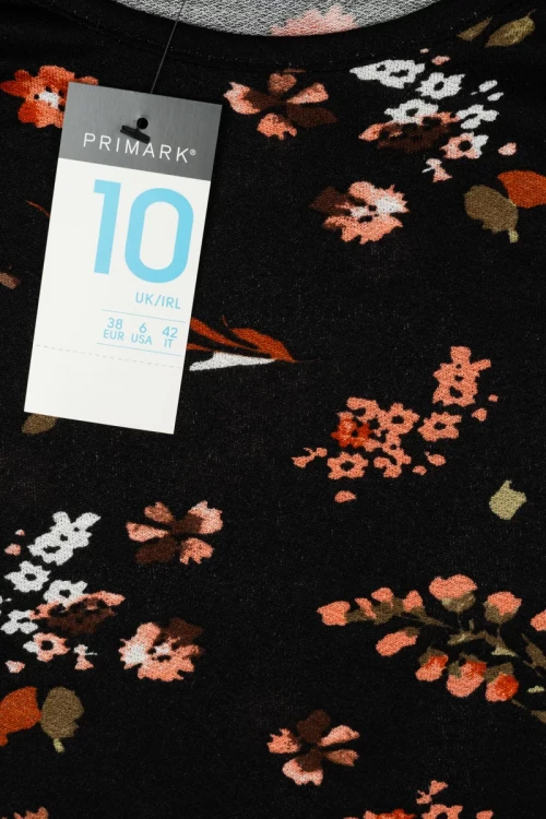 Primark-czarna-bluzka-w-kwiaty-zblizenie.webp