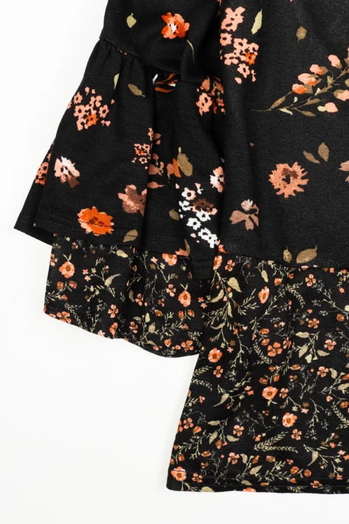 Primark-czarna-bluzka-w-kwiaty-zblizenie2.webp