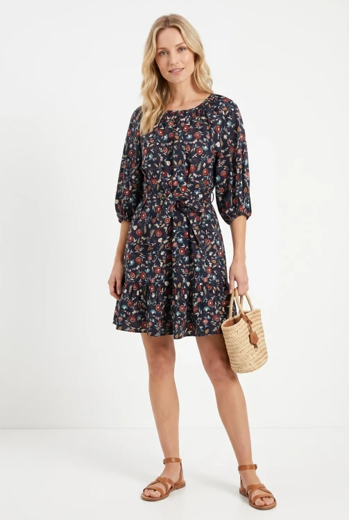 George-czarna-sukienka-w-kwiaty-modelka.webp