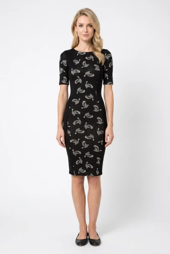 Jane-Norman-czarna-sukienka-w-ptaki-modelka.webp