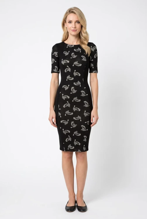 Jane-Norman-czarna-sukienka-w-ptaki-modelka.webp