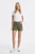 Primark-oliwkowe-jeansowe-spodenki-modelka.webp