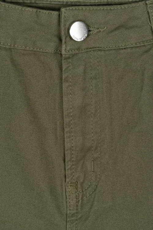 Primark-oliwkowe-jeansowe-spodenki-zblizenie.webp