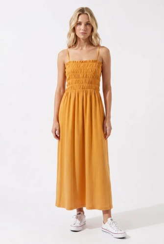 H&M-musztardowa-sukienka-maxi-modelka-przod.webp