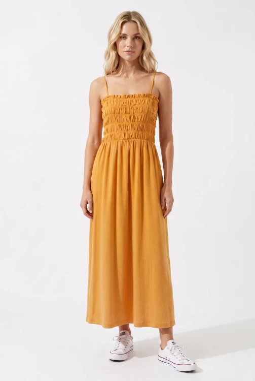 H&M-musztardowa-sukienka-maxi-modelka-przod.webp