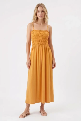 H&M-musztardowa-sukienka-maxi-modelka-przod2.webp