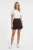 Miss-Selfridge-czarna-spodniczka-w-kwiaty-modelka-przod.webp