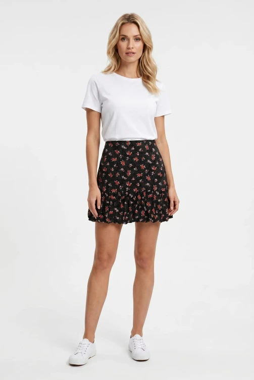 Miss-Selfridge-czarna-spodniczka-w-kwiaty-modelka-przod.webp