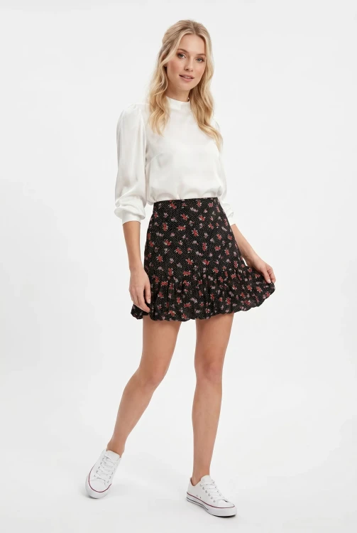 Miss-Selfridge-czarna-spodniczka-w-kwiaty-modelka-przod2.webp