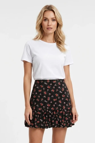 Miss-Selfridge-czarna-spodniczka-w-kwiaty-modelka-przod3.webp