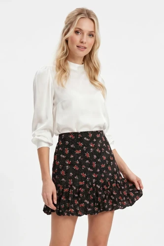 Miss-Selfridge-czarna-spodniczka-w-kwiaty-modelka-przod4.webp