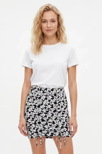 Miss-Selfridge-biala-spodniczka-w-czarne-kwiaty-modelka-przod2.webp