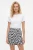 Miss-Selfridge-biala-spodniczka-w-czarne-kwiaty-modelka-przod2.webp