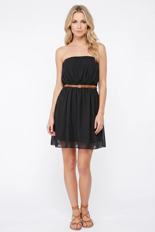 Missguided-czarna-sukienka-mini-pasek-modelka-przod.webp