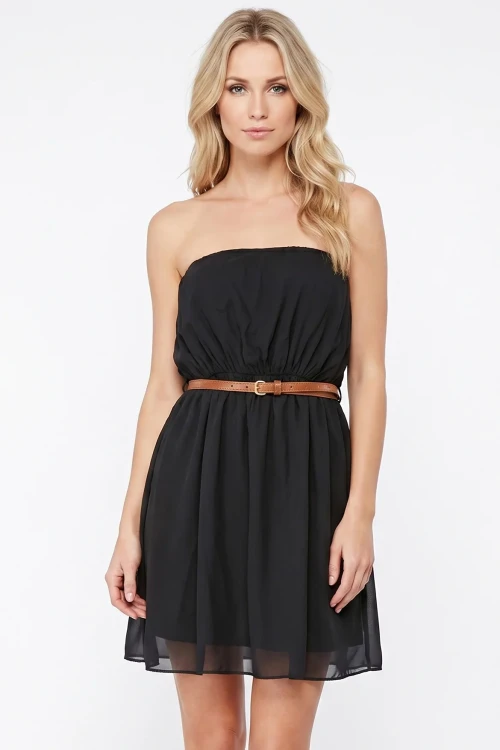 Missguided-czarna-sukienka-mini-pasek-modelka-przod2.webp