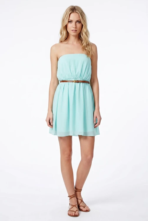 Missguided-mietowa-sukienka-mini-pasek-modelka-przod.webp