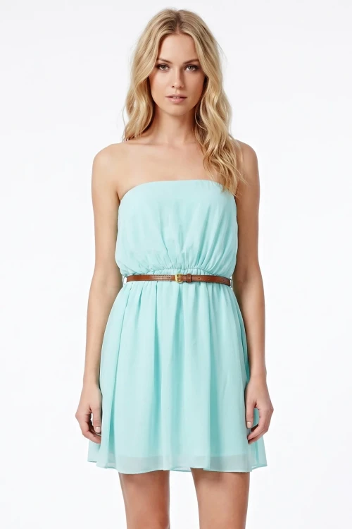 Missguided-mietowa-sukienka-mini-pasek-modelka-przod2.webp