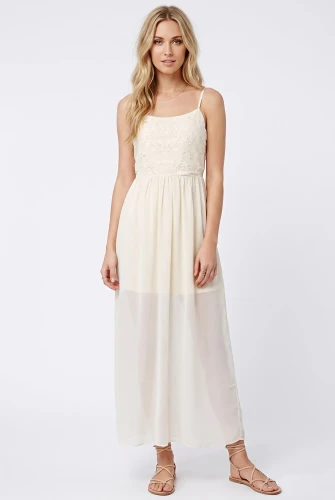 New-Look-bezowa-sukienka-maxi-modelka.webp