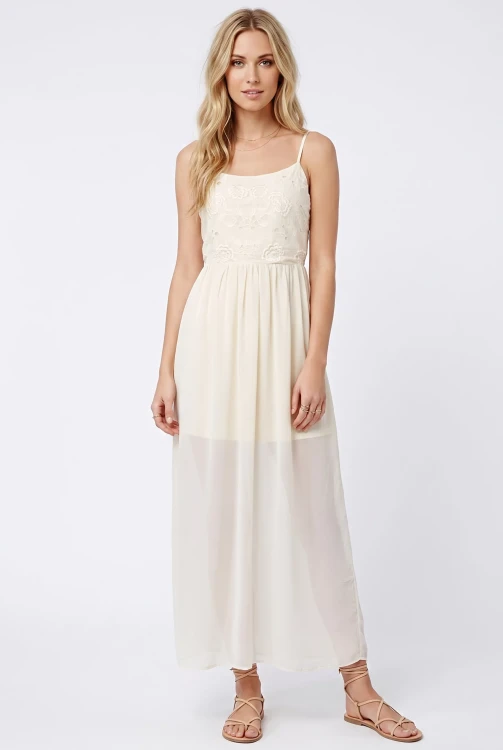 New-Look-bezowa-sukienka-maxi-modelka.webp