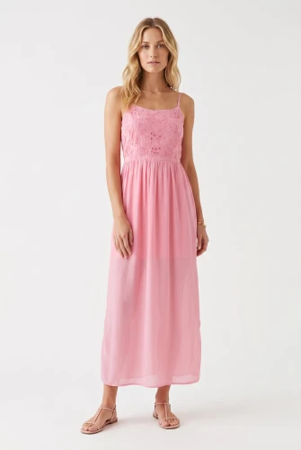 New-Look-rozowa-sukienka-maxi-modelka.webp