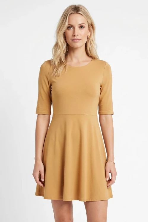New-Look-miodowa-sukienka-mini-modelka2.webp