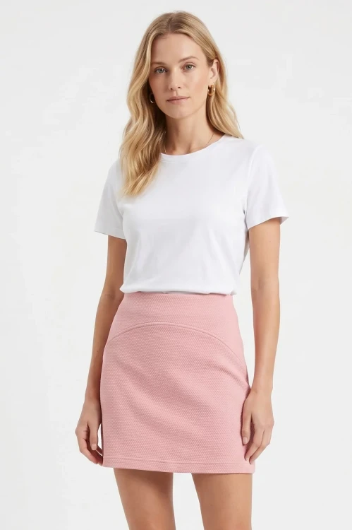 Topshop-trapezowa-rozowa-spodniczka-mini-modelka2.webp