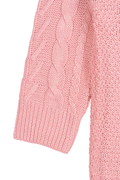 River-Island-rozowy-sweter-warkocze-zblizenie2.webp