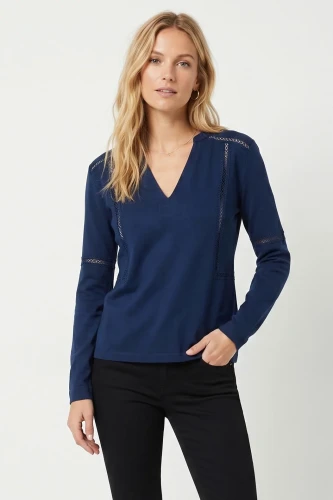 Etam-granatowa-bluzka-koszula-modelka.webp