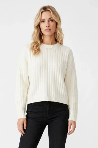 H&M-bialy-pudelkowy-sweter-modelka.webp