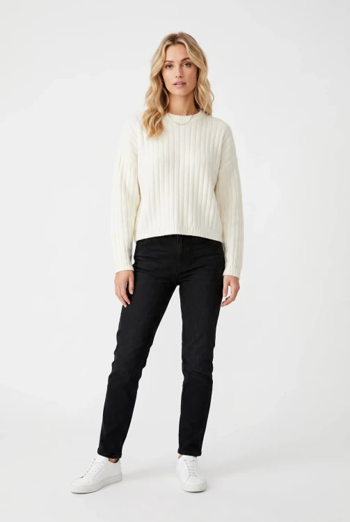 H&M-bialy-pudelkowy-sweter-modelka2.webp